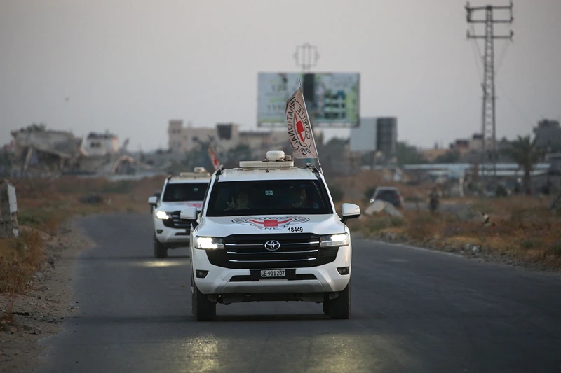 רכבי הצלב האדום מעבירים גופות חטופים, 12 במאי 2025