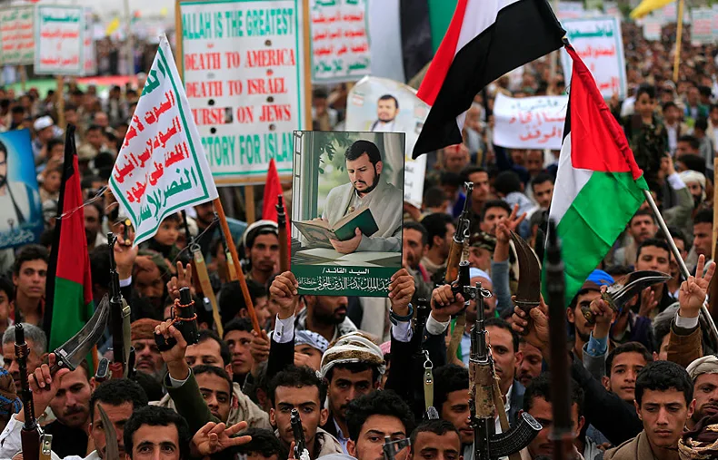 חות'ים מניפים את תמונתו של מנהיגם, עבד אל-מלכ אל-חות'י, במהלך הפגנה נגד ישראל וארה״ב, 4 ביולי 2025