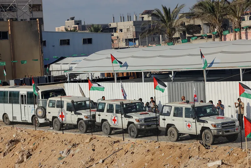 רכבי הצלב האדום נעים לכיוון מזרח רצועת עזה מחאן יונס, 13 באוקטובר 2025