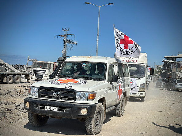רכבי הצלב האדום ברצועת עזה | צילום  DOAA ALBAZ/Middle East Images/AFP via Getty Images