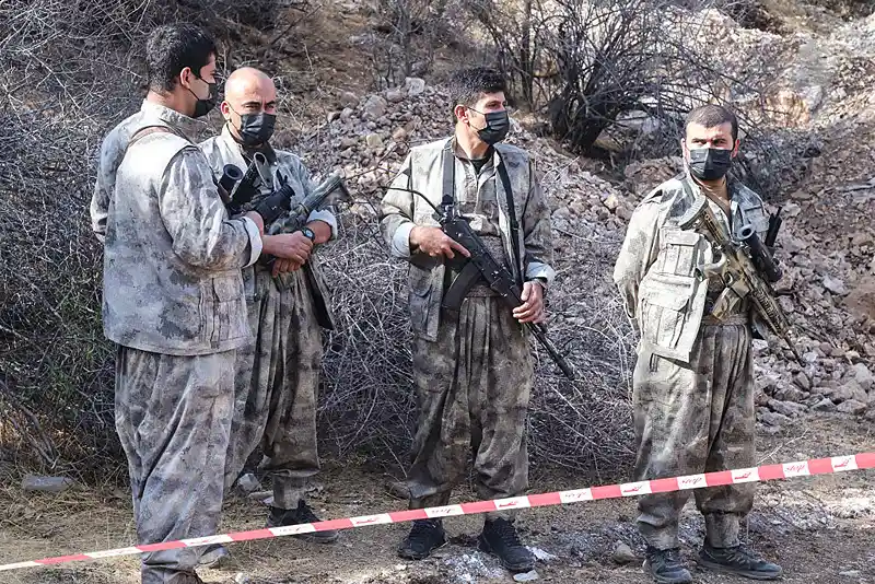 לוחמי המחתרת הכורדית PKK במהלך הטקס בעיראק היום