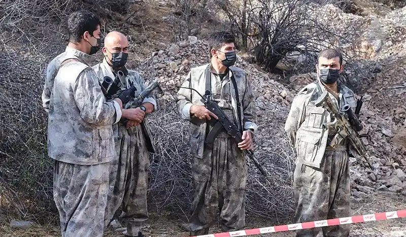 לוחמי המחתרת הכורדית PKK במהלך הטקס בעיראק היום