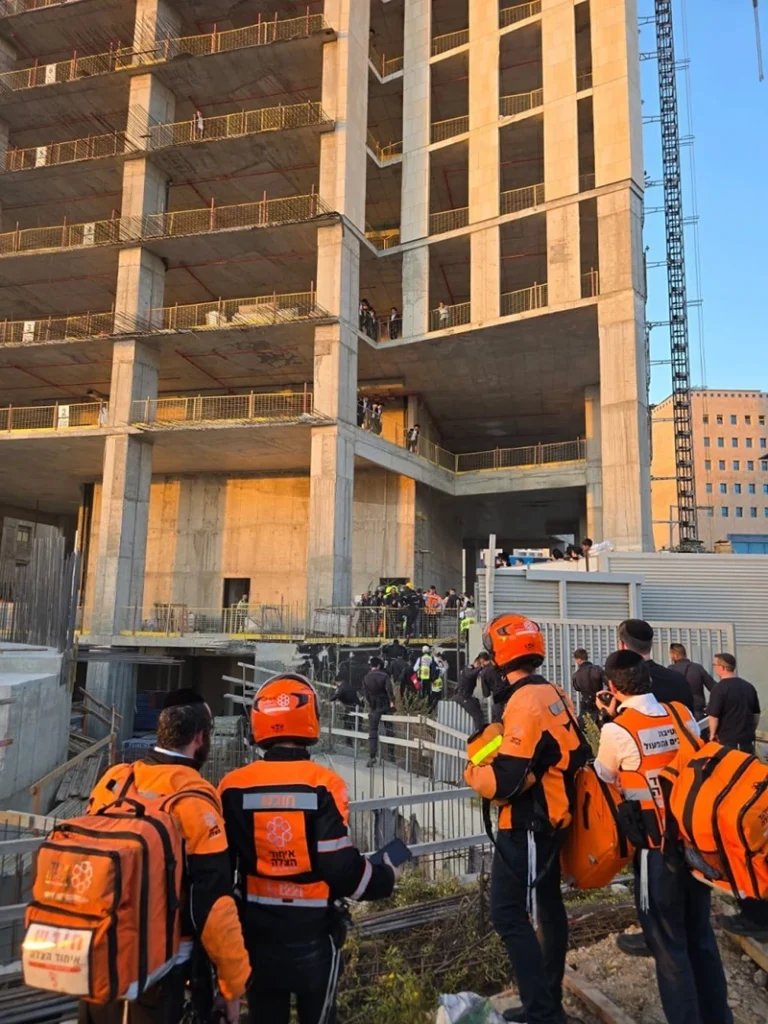 כוחות ההצלה ליד הבניין ממנו נפל הנער