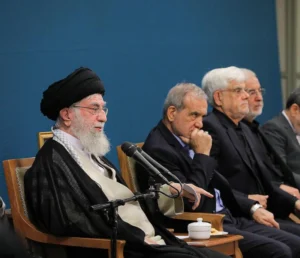 המנהיג העליון של איראן, עלי ח׳מינאי, לצד נשיא איראן, מסעוד פזשכיאן ובכירים נוספים