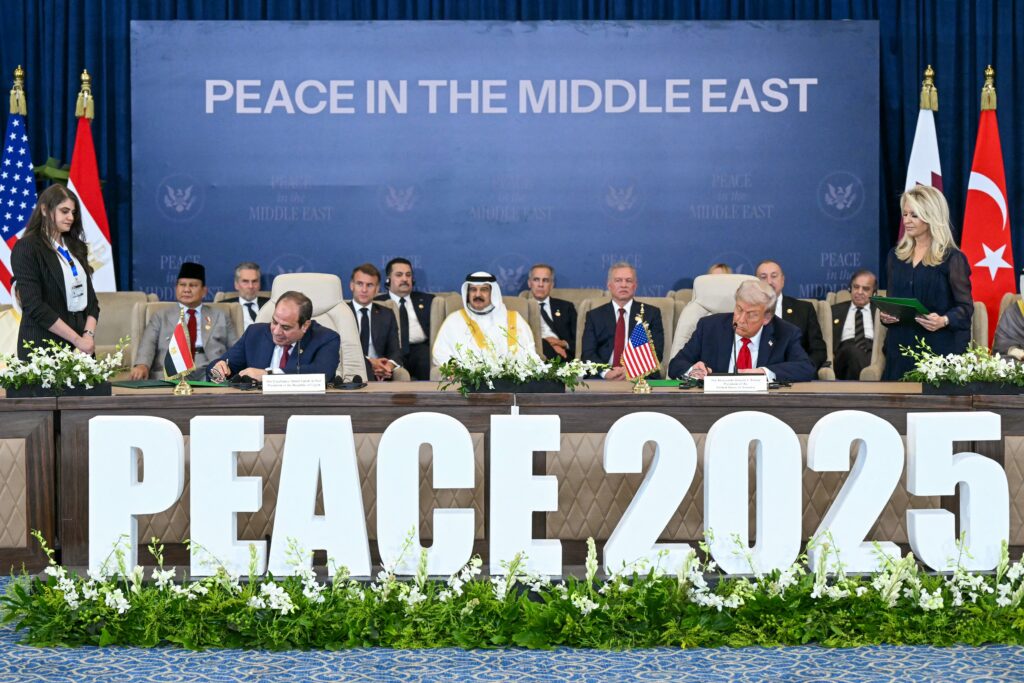 נשיא ארה"ב דונלד טראמפ (מימין) ונשיא מצרים עבד אל-פתאח א-סיסי חותמים על מסמכים במהלך פסגת השלום, 13 באוקטובר 2025