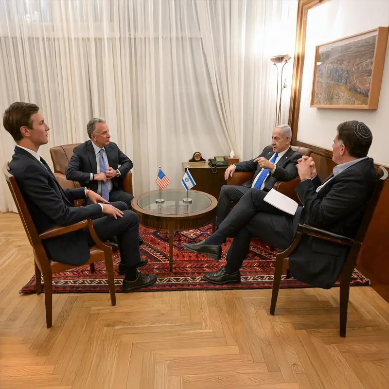 ראש הממשלה, בנימין נתניהו, בפגישה עם השליחים האמריקנים סטיב ויטקוף וג'ארד קושנר, 9 באוקטובר 2025
