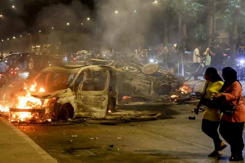 מכוניות משטרה שנשרפו במהלך ההפגנות במרוקו, 1 באוקטובר 2025