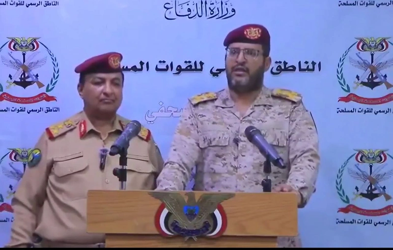 עמיד סלאח מוקבל אלצלאחי, לשעבר מפקד החטיבה העשירית, "סמאד", במסגרת הכוחות הצבאיים של החות'ים (מימין)