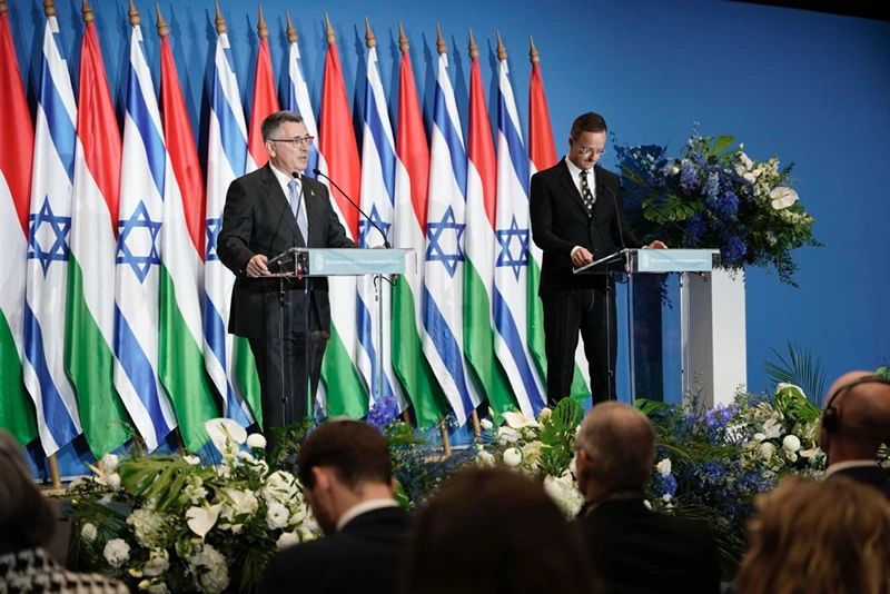 שר החוץ, גדעון סער, במסיבת עיתונאים משותפת עם שר החוץ ההונגרי, פטר סיירטו