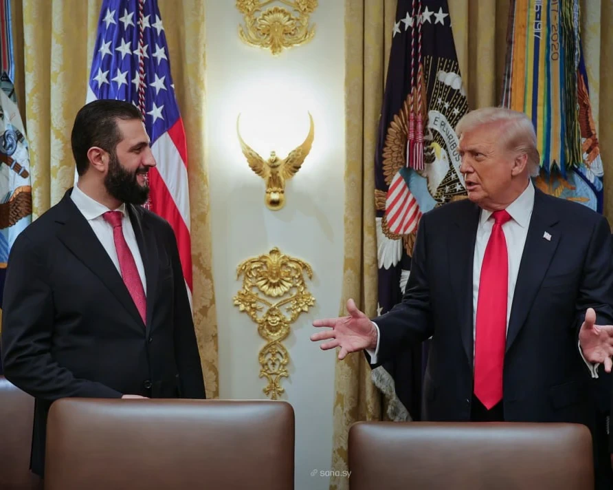 נשיא ארה״ב, דונלד טראמפ, ונשיא סוריה, אחמד א-שרע (אלג'ולאני), בעת ביקורו של א-שרע בבית הלבן, 10 בנובמבר 2025