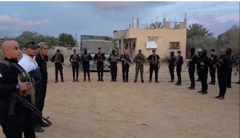 ע'סאן א-דהיני, סגן מיליציית אבו שבאב, מעביר תדרוך ללוחמי המיליצייה