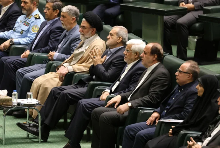 נשיא איראן, מסעוד פזשכיאן, לצד חברי הפרלמנט האיראני, 17 באוגוסט 2024