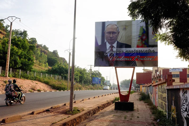 שלט חוצות בבמקו, בירת מאלי, המברך את נשיא רוסיה, ולדימיר פוטין, 12 באוקטובר 2024
