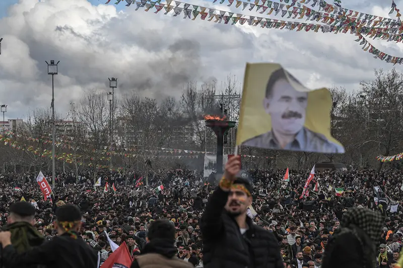 תמונה של עבדוללה אוצ'לאן מונפת בתהלוכה של המיעוט הכורדי בדרום-מזרח טורקיה, 21 במרץ 2025