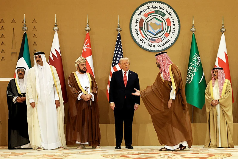 יורש העצר הסעודי, מוחמד בן סלמאן, נשיא ארה״ב, דונלד טראמפ, ואמיר קטאר, שיח' תמים בן חמאד אאל ת'אני, בעת ביקורו של טראמפ בריאד, 14 במאי 2025