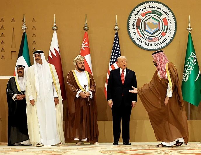 יורש העצר הסעודי, מוחמד בן סלמאן, נשיא ארה״ב, דונלד טראמפ, ואמיר קטאר, שיח' תמים בן חמאד אאל ת'אני, בעת ביקורו של טראמפ בריאד, 14 במאי 2025