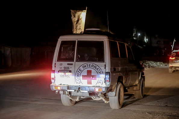 רכב הצלב האדום ברצועת עזה | צילום: SAEED JARAS/Middle East Images/AFP via Getty Images