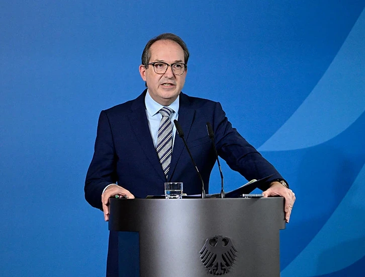 שר הפנים הגרמני, אלכסנדר דוברינדט, במהלך מסיבת העיתונאים היום