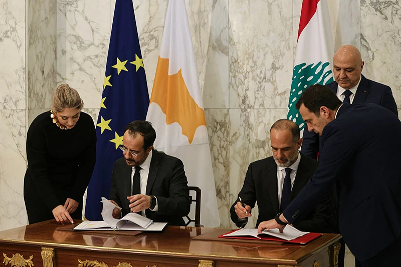 נשיא לבנון, ג׳וזף עון, ונשיא קפריסין, ניקוס כריסטודולידס, חותמים על ההסכם, 26 בנובמבר 2025