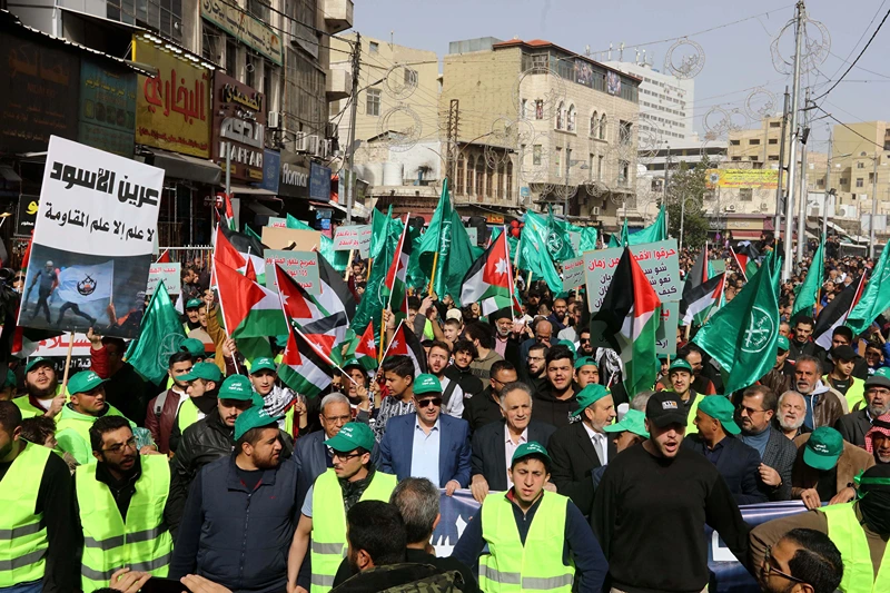 מפגינים בירדן מניפים את דגלי האחים המוסלמים, 27 בינואר 2023