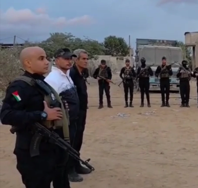 ע'סאן א-דהיני, סגן מיליציית אבו שבאב, מעביר תדרוך ללוחמי המיליצייה