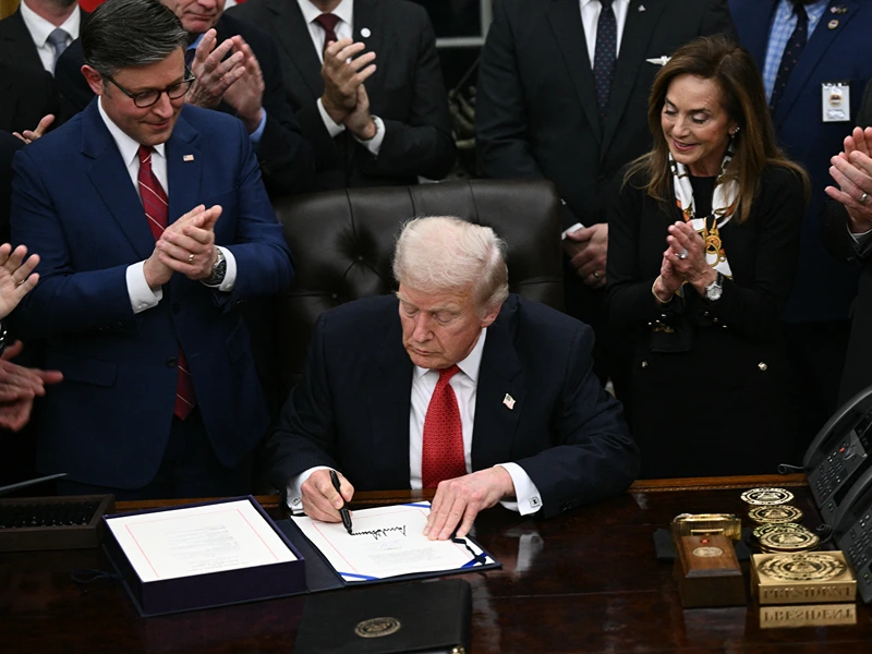 נשיא ארה"ב, דונלד טראמפ, חותם על החוק המסיים את השבתת הממשל, 12 בנובמבר 2025