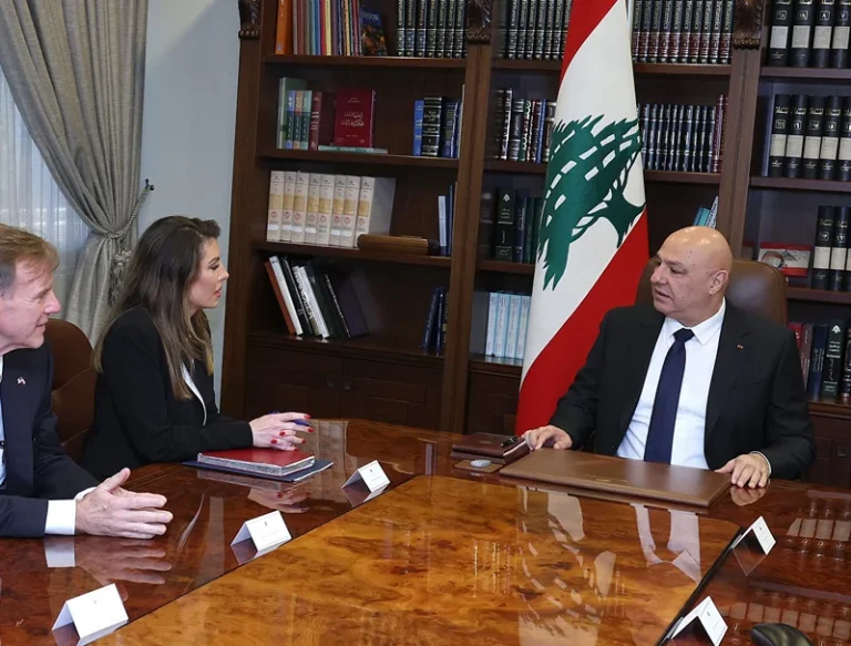 נשיא לבנון, ג׳וזף עון, והשליחה האמריקנית מורגן אורטגוס, במהלך פגישה בביירות
