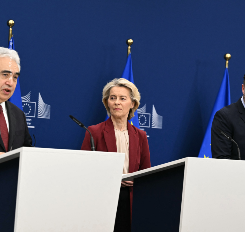 מנכ"ל הסוכנות הבין-לאומית לאנרגיה, פטיה בירול, נשיאת הנציבות האירופית אורסולה פון דר ליין ונציב האנרגיה והדיור של האיחוד האירופי דן יורגנסן משתתפים במסיבת עיתונאים בבריסל, 3 בדצמבר 2025