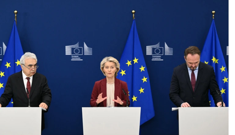 מנכ"ל הסוכנות הבין-לאומית לאנרגיה, פטיה בירול, נשיאת הנציבות האירופית אורסולה פון דר ליין ונציב האנרגיה והדיור של האיחוד האירופי דן יורגנסן משתתפים במסיבת עיתונאים בבריסל, 3 בדצמבר 2025