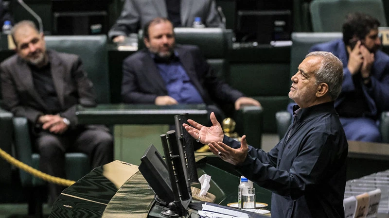 נשיא איראן, מסעוד פזשכיאן, במהלך נאום בפלמנט האיראני, 21 באוגוסט 2024