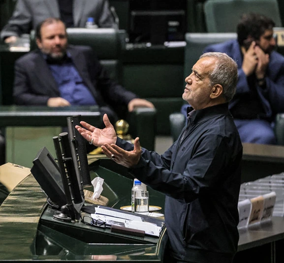 נשיא איראן, מסעוד פזשכיאן, במהלך נאום בפלמנט האיראני, 21 באוגוסט 2024