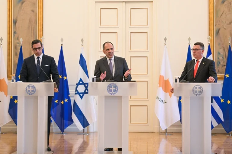 שר החוץ גדעון סער, שר החוץ של יוון יורגוס יראפטריטיס ושר החוץ של קפריסין קונסטנטינוס קומבוס, 13 במרץ 2025