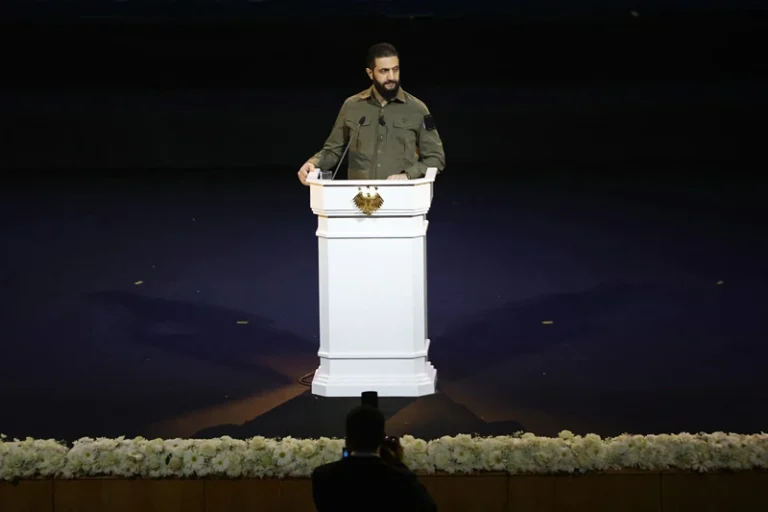 נשיא סוריה, אחמד א-שרע, נואם בחגיגת יום השנה הראשון להפלת משטרו של בשאר אל-אסד