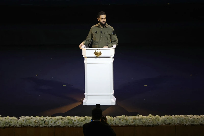 נשיא סוריה, אחמד א-שרע, נואם בחגיגת יום השנה הראשון להפלת משטרו של בשאר אל-אסד