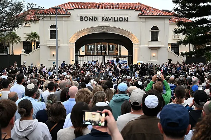 אבלים בטקס לזכר הנרצחים בפיגוע, 16 בדצמבר 2025