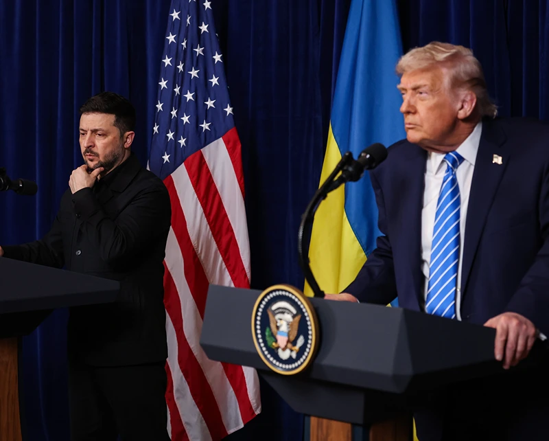 נשיא ארה"ב, דונלד טראמפ, ונשיא אוקראינה, וולודומיר זלנסקי, בפגישתם במאר-א-לאגו, 28 בדצמבר 2025