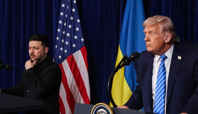 נשיא ארה"ב, דונלד טראמפ, ונשיא אוקראינה, וולודומיר זלנסקי, בפגישתם במאר-א-לאגו, 28 בדצמבר 2025