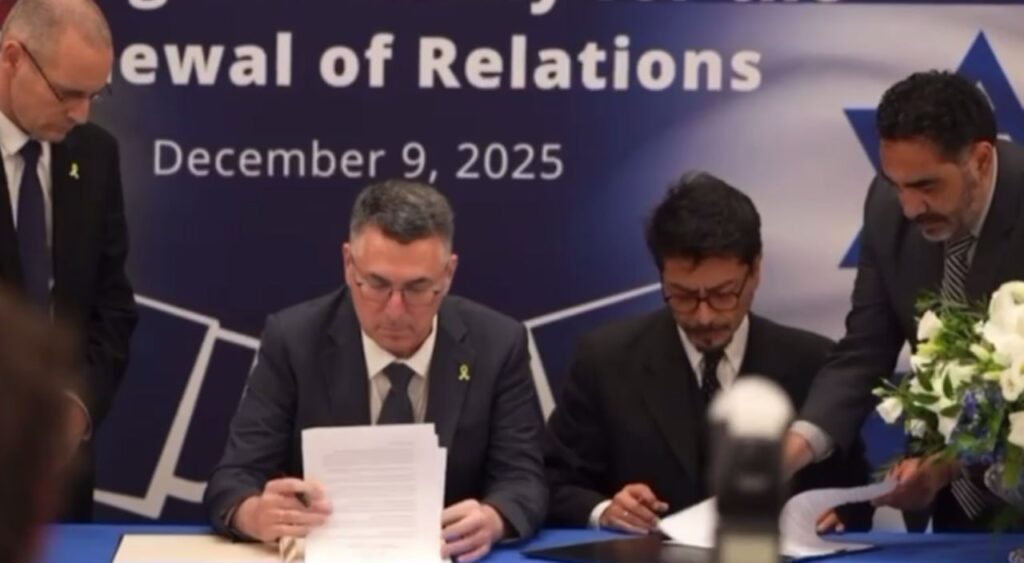 שר החוץ, גדעון סער, ושר החוץ של בוליביה, פרננדו ארמאיו, חותמים על הסכם חידוש היחסים בין המדינות