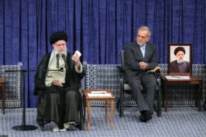 נשיא איראן, מסעוד פזשכיאן, והמנהיג העליון של איראן, עלי ח׳מינאי