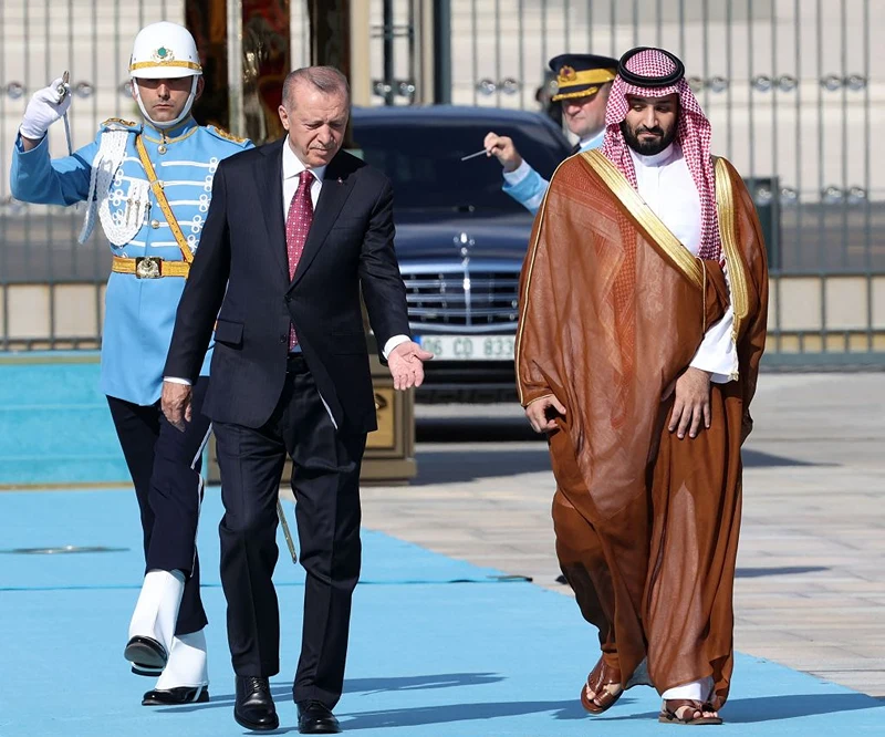 יורש העצר הסעודי, מוחמד בן סלמאן, ונשיא טורקיה, רג'פ טאיפ ארדואן, בעת ביקורו של בן סלמאן באנקרה, 22 ביוני 2022