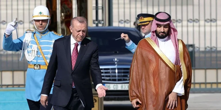 יורש העצר הסעודי, מוחמד בן סלמאן, ונשיא טורקיה, רג'פ טאיפ ארדואן, בעת ביקורו של בן סלמאן באנקרה, 22 ביוני 2022