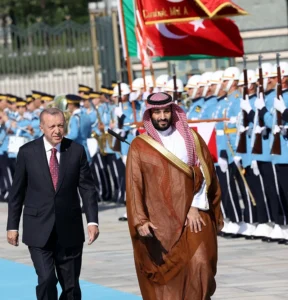 יורש העצר הסעודי, מוחמד בן סלמאן, ונשיא טורקיה, רג'פ טאיפ ארדואן, במתחם הנשיאותי באנקרה, 22 ביוני 2022