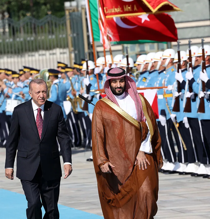 יורש העצר הסעודי, מוחמד בן סלמאן, ונשיא טורקיה, רג'פ טאיפ ארדואן, במתחם הנשיאותי באנקרה, 22 ביוני 2022
