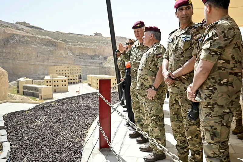 המלך עבדאללה השני במהלך ביקור במרכז האימונים למבצעים מיוחדים KASOTC בעמאן, ירדן. 14 ביוני 2023