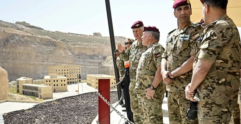 המלך עבדאללה השני במהלך ביקור במרכז האימונים למבצעים מיוחדים KASOTC בעמאן, ירדן. 14 ביוני 2023