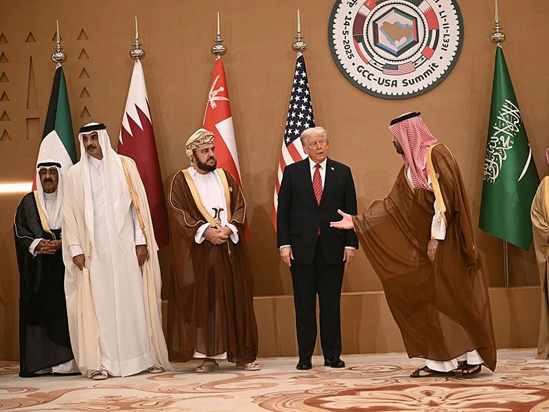 יורש העצר הסעודי, מוחמד בן סלמאן, נשיא ארה״ב, דונלד טראמפ, ואמיר קטאר, שיח' תמים בן חמאד אאל ת'אני, במהלך ביקורו של טראמפ במפרץ, 14 במאי 2025