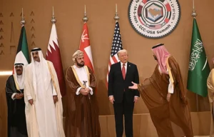 יורש העצר הסעודי, מוחמד בן סלמאן, נשיא ארה״ב, דונלד טראמפ, ואמיר קטאר, שיח' תמים בן חמאד אאל ת'אני, במהלך ביקורו של טראמפ במפרץ, 14 במאי 2025