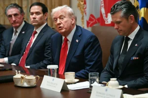 שר המלחמה האמריקני, פיט הגסת', נשיא ארה״ב, דונלד טראמפ, ומזכיר המדינה האמריקני, מרקו רוביו, 9 באוקטובר 2025