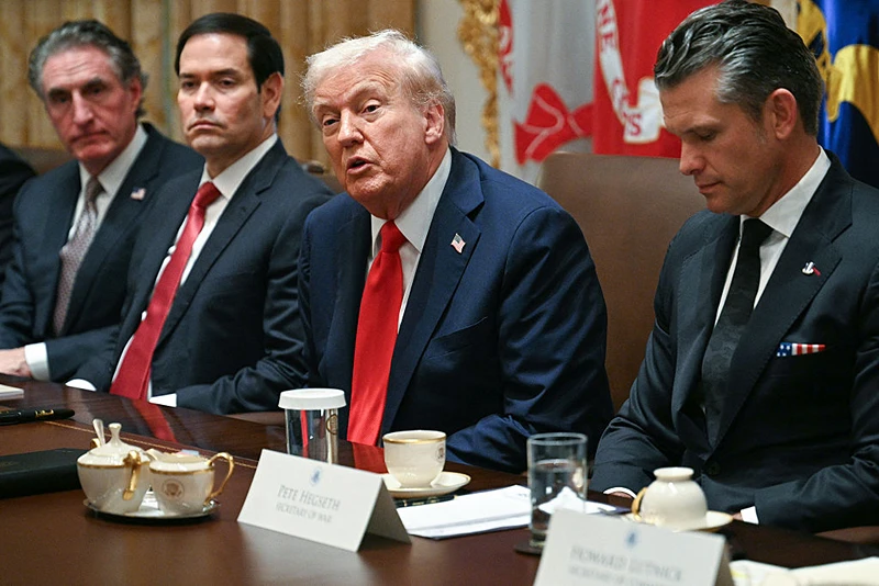 שר המלחמה האמריקני, פיט הגסת', נשיא ארה״ב, דונלד טראמפ, ומזכיר המדינה האמריקני, מרקו רוביו, 9 באוקטובר 2025