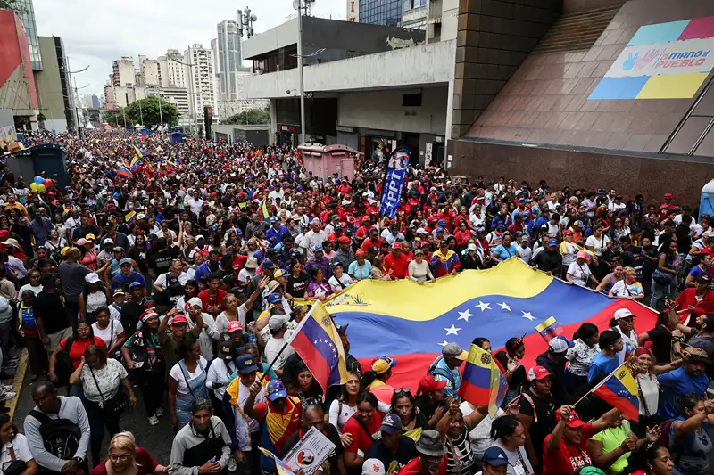 מפגינים ברחובות קראקס, בירת ונצואלה, לאחר לכידתו של מדורו על ידי כוחות אמריקניים, 3 בינואר 2026
